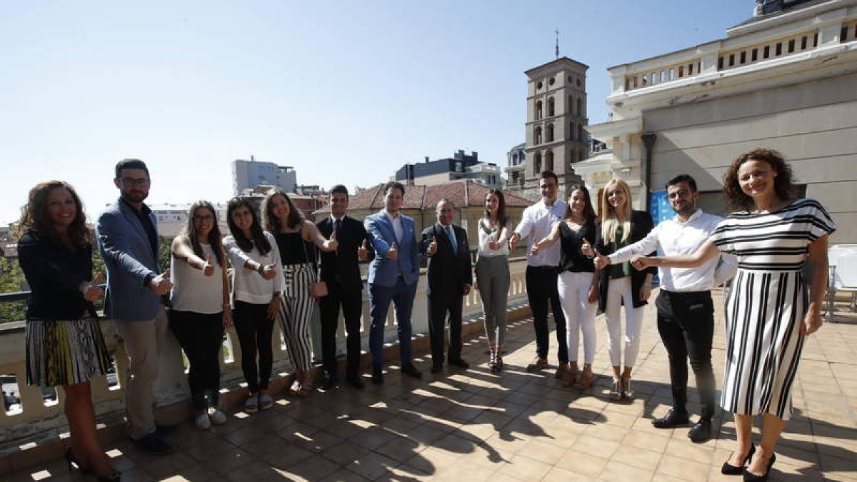 Los alumnos, con Pablo Junceda, Cristina Santos y José Antonio Cobos. RAMIRO