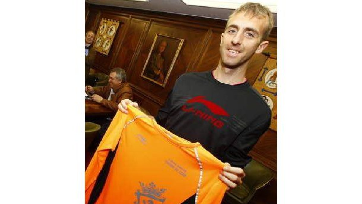 Sergio Sánchez posa con la camiseta de la media maratón.