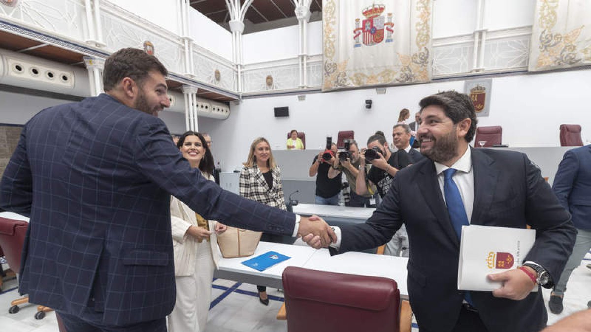 López Miras saluda al portavoz de Vox tras la primera sesión del pleno de su investidura. M. GUILLÉN
