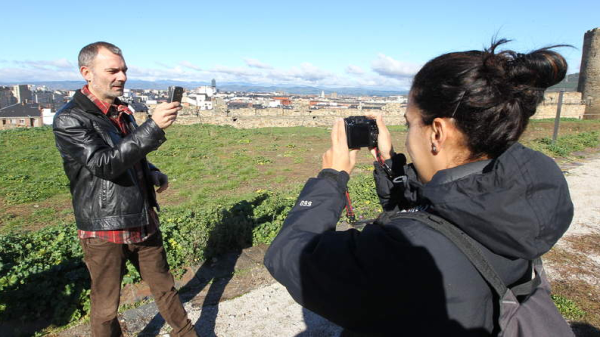 Un par de instagramers toma fotografías en el Castillo para luego subirlas a la Red.