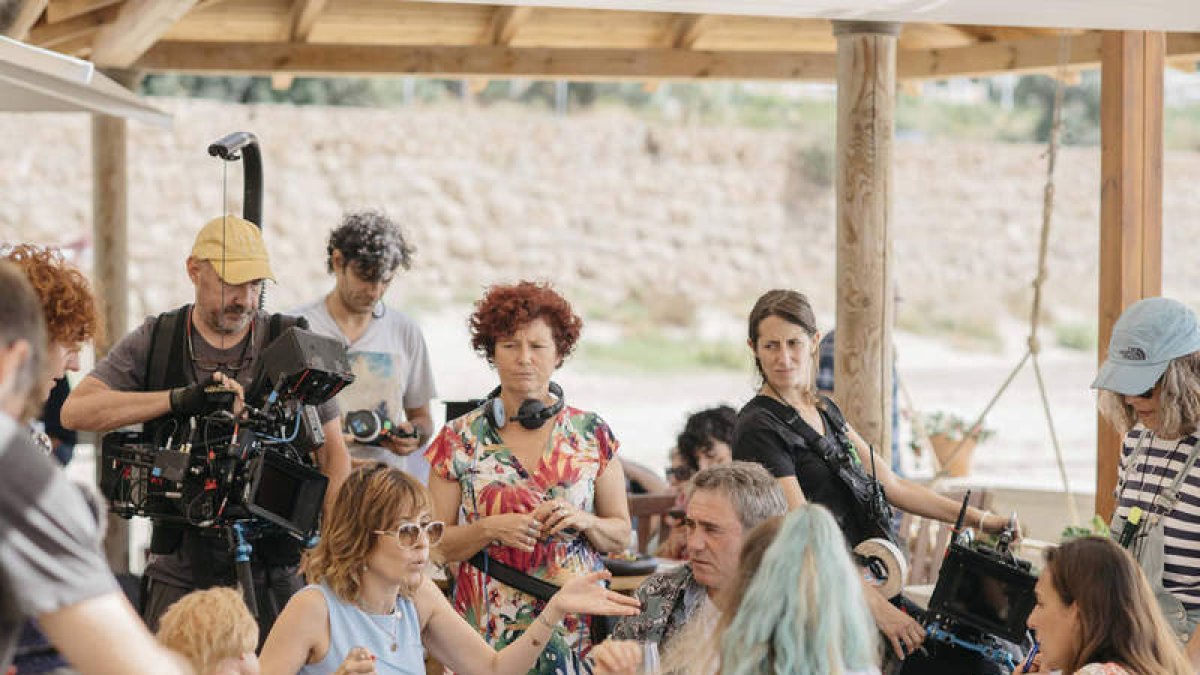 Iciar Bollain, durante el rodaje de ‘La boda de Rosa’, junto a Sergi López y Nathalie Poza. DL