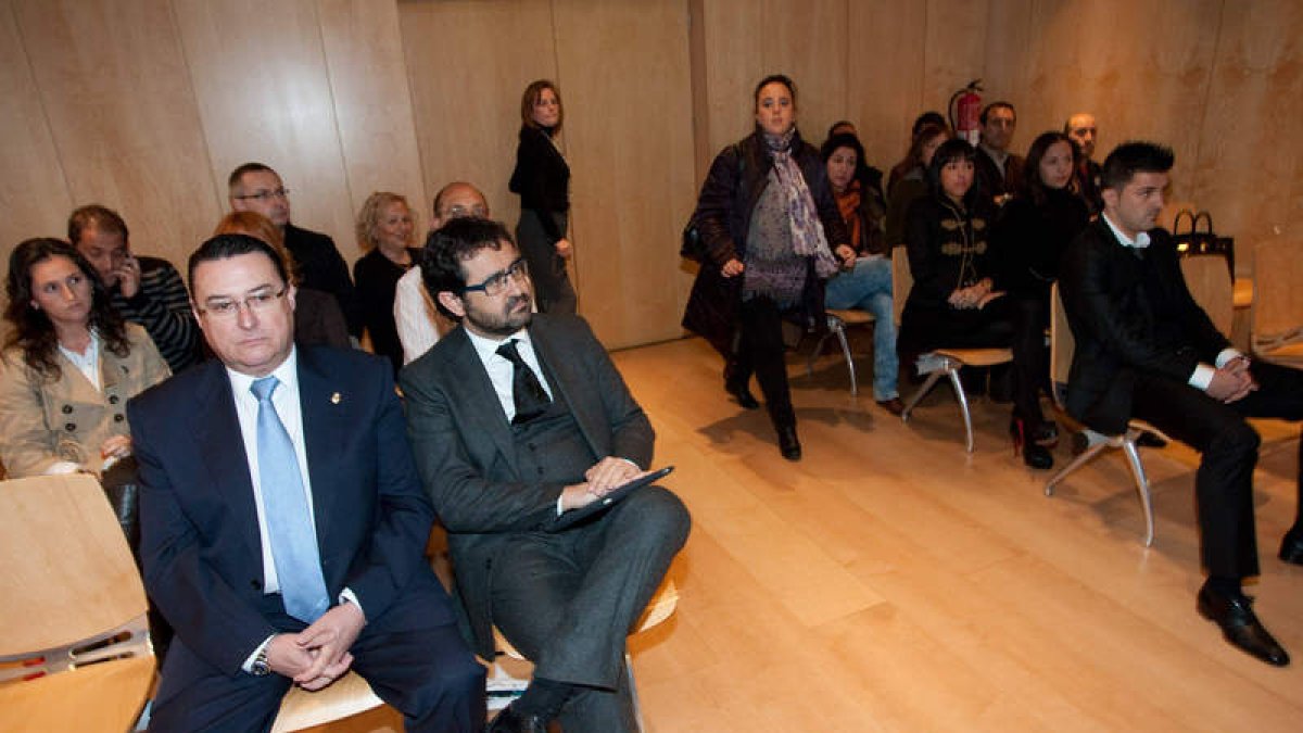 José Luis Tamargo, izquierda, con Villa, derecha, durante el juicio celebrado en Avilés.