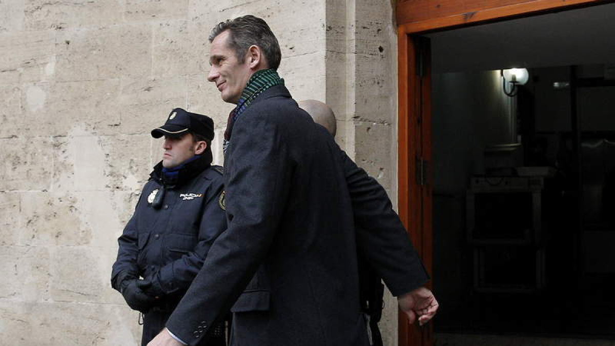 Iñaki Urdangarín abandona los juzgados de Palma tras prestar declaración en febrero como imputado.