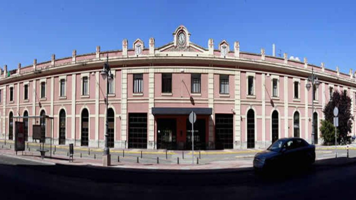 La planta baja de la vieja estación está en desuso desde que se desvió el tráfico ferroviario