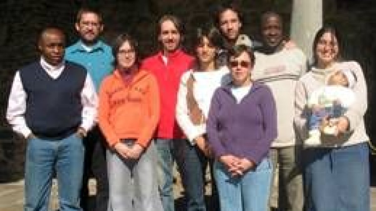 Los alumnos del curso y el profesor posan en el patio de la casona de Sierra Pambley de Villablino