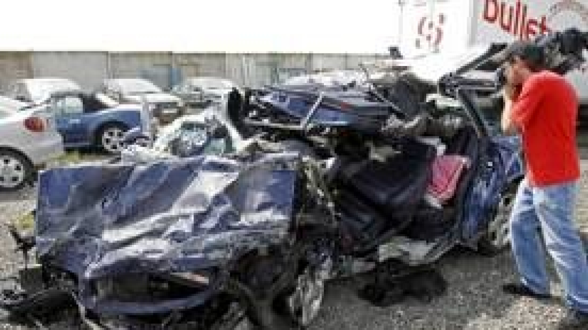 Un cámara toma imágenes del estado en que quedó el Audi que sufrió el choque frontal en Lérida