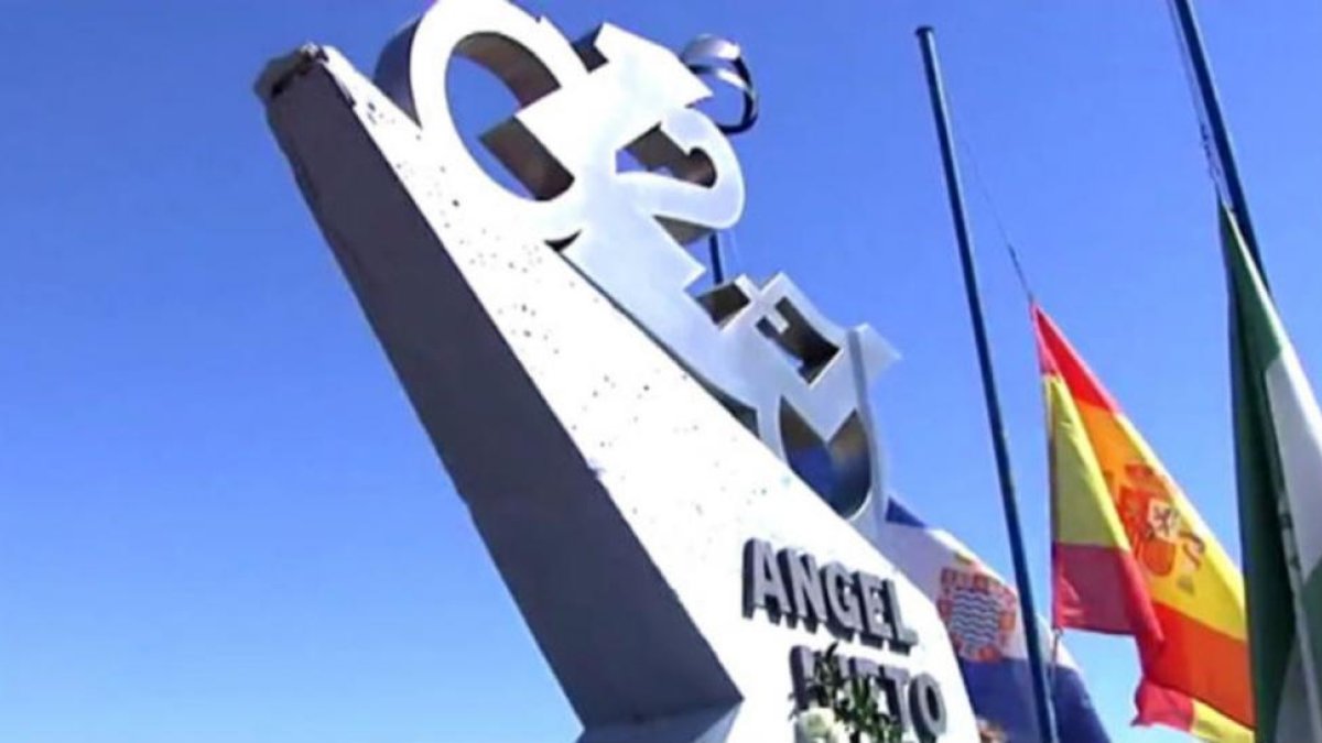 statua conmemorativa del 12+1 campeón de motociclismo Ángel Nieto.