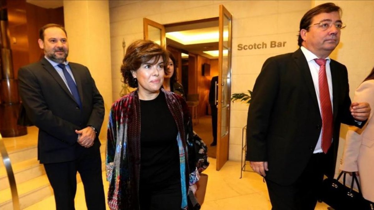 Guillermo Fernández Vara, a la derecha, este lunes junto a Soraya Sáenz de Santamaría y José Luis Ábalos, secretario de Organización del PSOE.