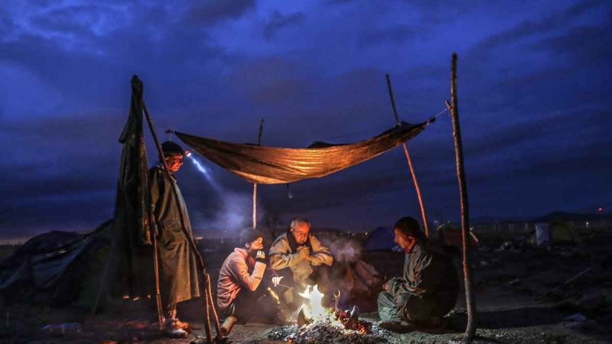 Refugiados permanecen en la frontera entre Grecia y Macedonia. VALDRIN XHEMAJ