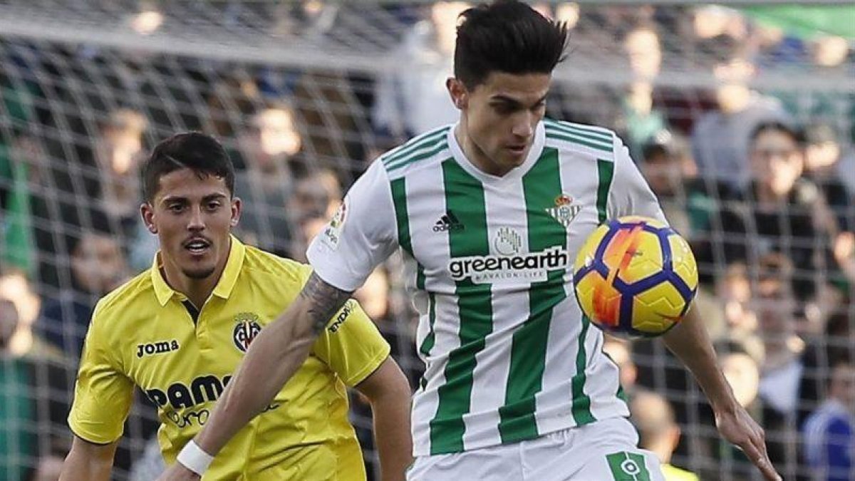 Bartra, con la camiseta del Betis.
