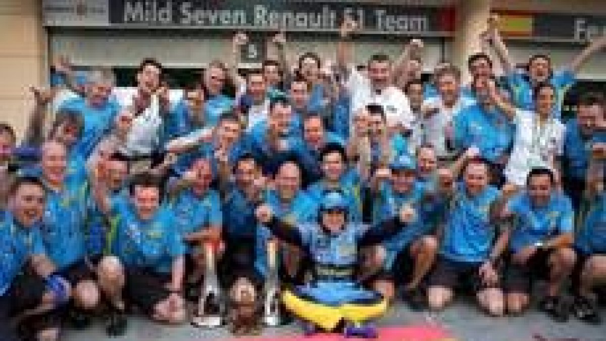 Todo el equipo Renault en Bahréin, con Symonds y los mecánicos