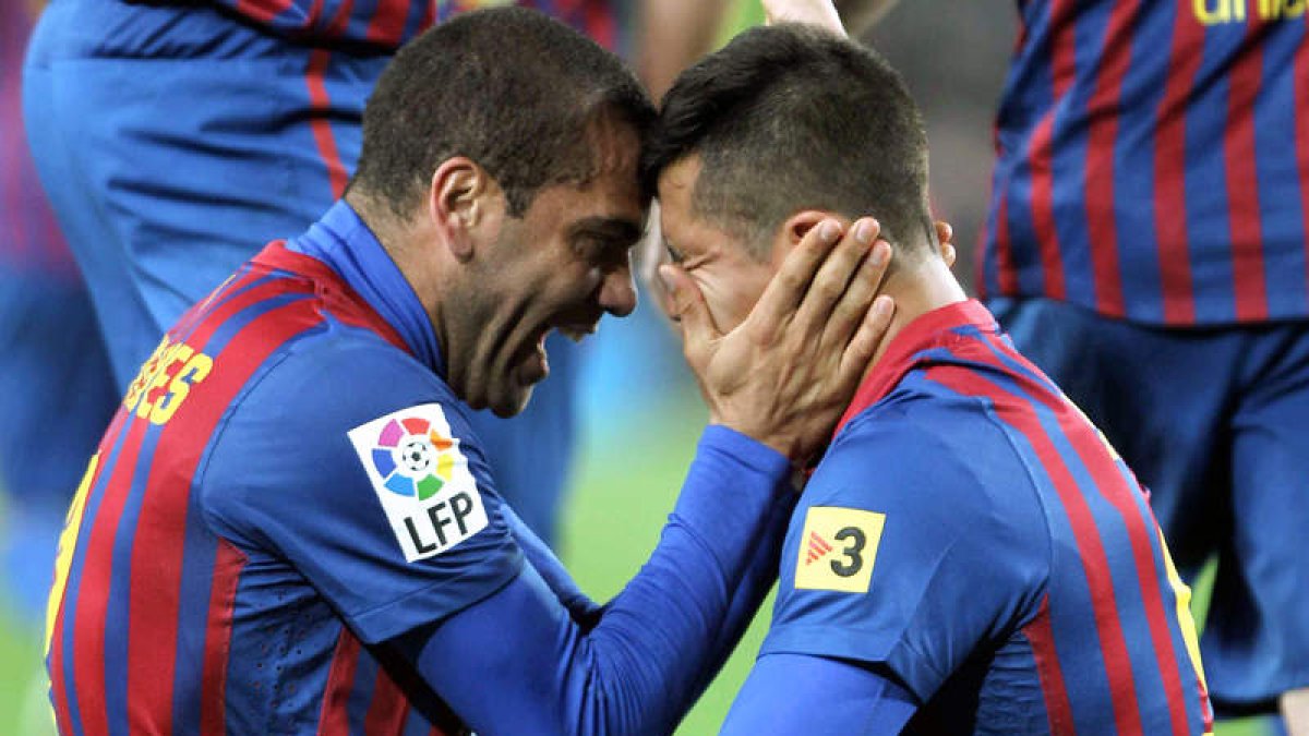 Alexis Sánchez celebra su gol, tercero de su equipo, con su compañero brasileño Dani Alves.
