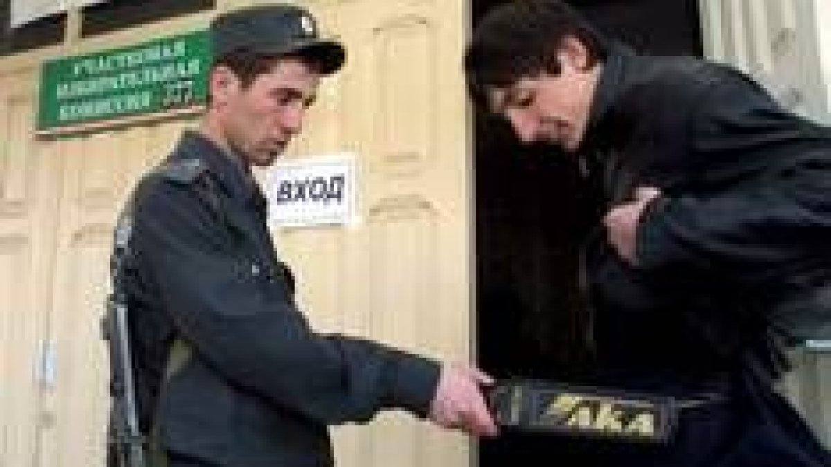 Un policía pasa un detector de metales a un votante checheno en las elecciones del año pasado