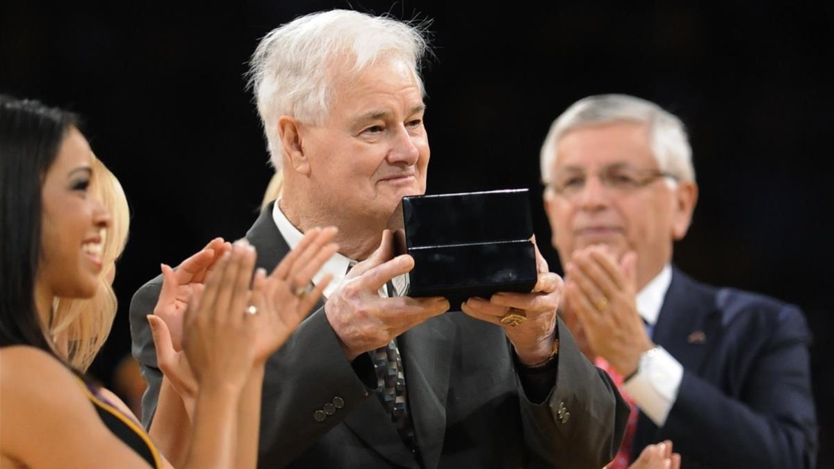 Tex Winter, recogiendo un premio
