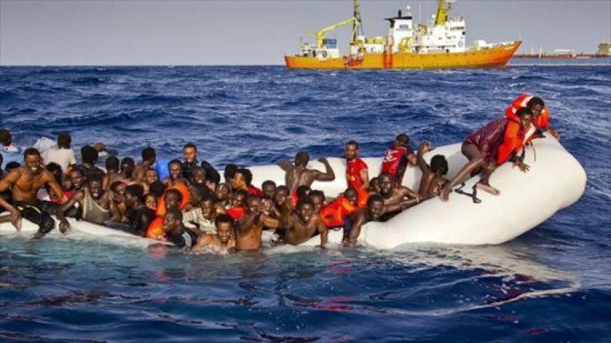 Rescate de una barcaza repleta de migrantes, el pasado domingo, frente a las costas de Lampedusa.