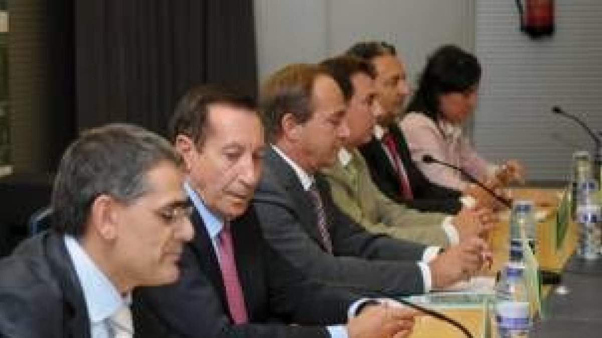 Alonso, Díez de Baldeón, Castrodeza, Soriano, Burón y María Rodríguez, en el acto de inauguración