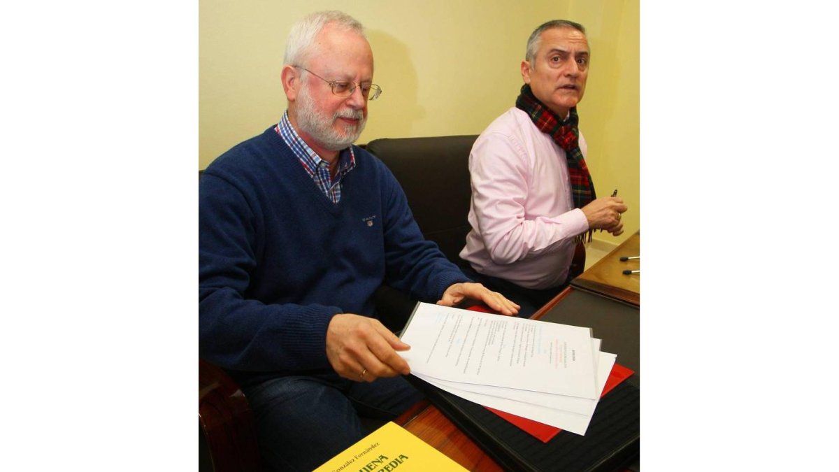 El alcalde de Palacios del Sil (León), Fernando Fernández (D), junto al profesor de la Universidad de Oviedo y presidente europeo de las Lenguas y Culturas Amenazadas, Roberto González Quevedo (I), durante la presentación del Congreso 'Lenguas y Culturas