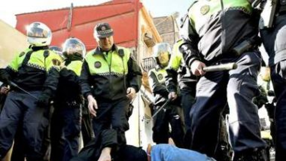 Un hombre tendido en el suelo tras la carga policial.