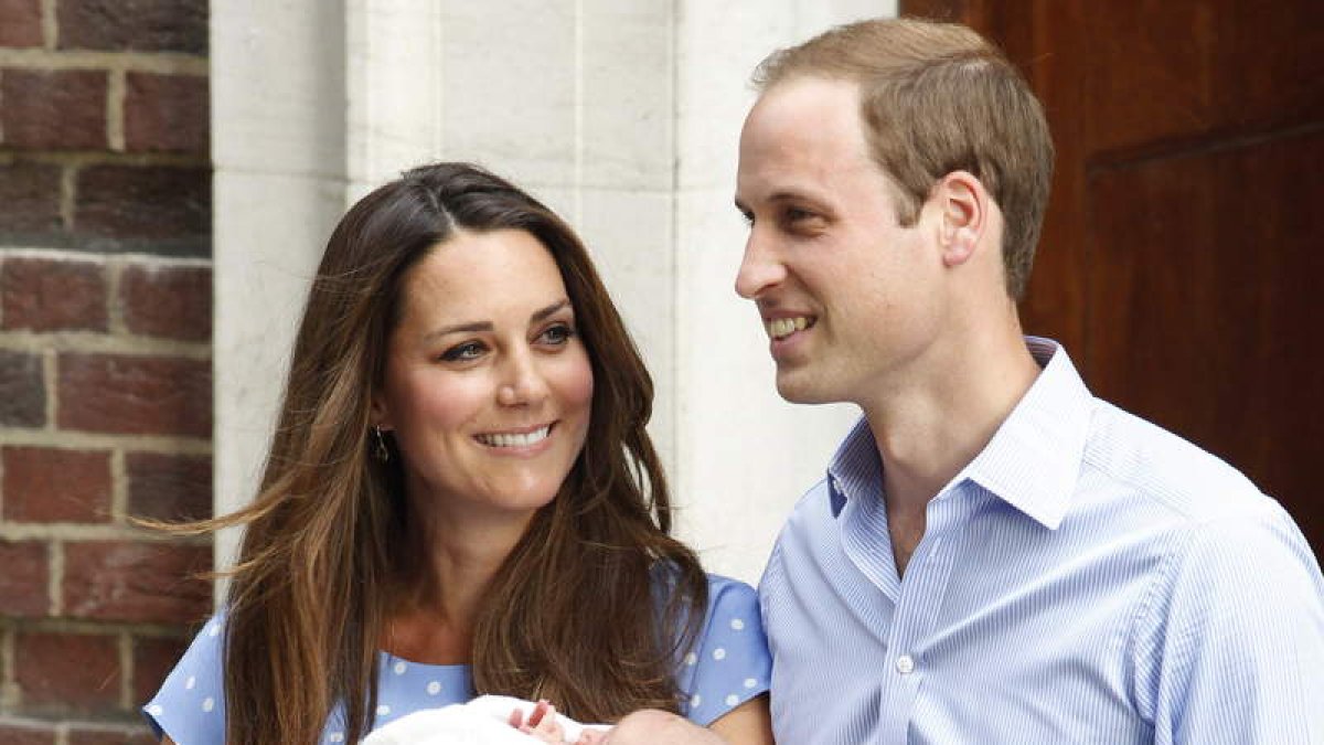 Los duques de Cambridge con su hijo ante los medios de comunicación.