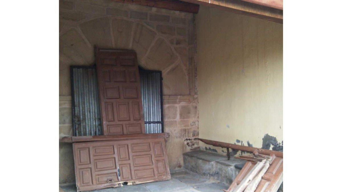 Los daños se produjeron en la entrada de la iglesia. M.Á.C.