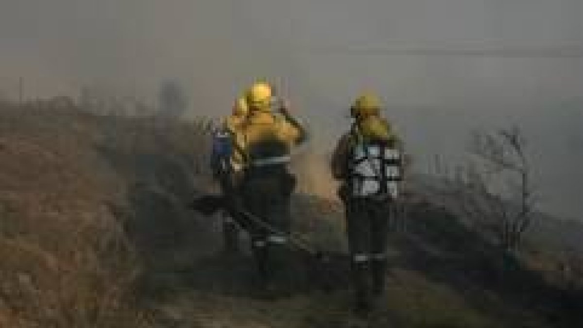 Trabajadores forestales en un incendio en Trabadelo, en una imagen de archivo tomada en agosto
