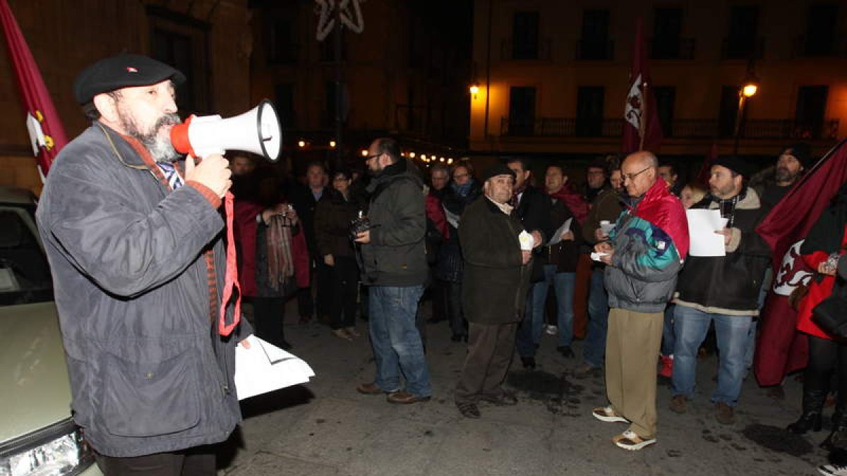 Momento de la movilización leonesista con las uvas retrasdas en León.