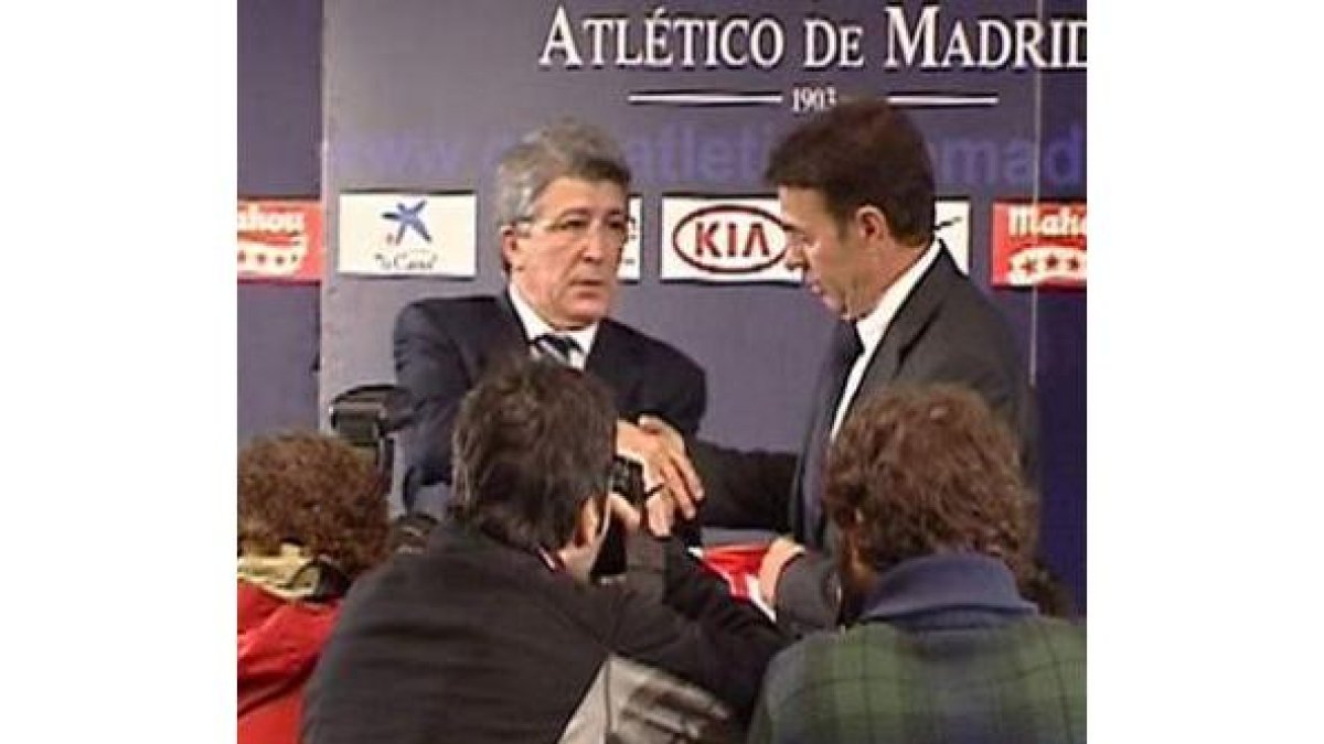 Aguirre, después de la rueda de prensa en la que se despidió del Atlético