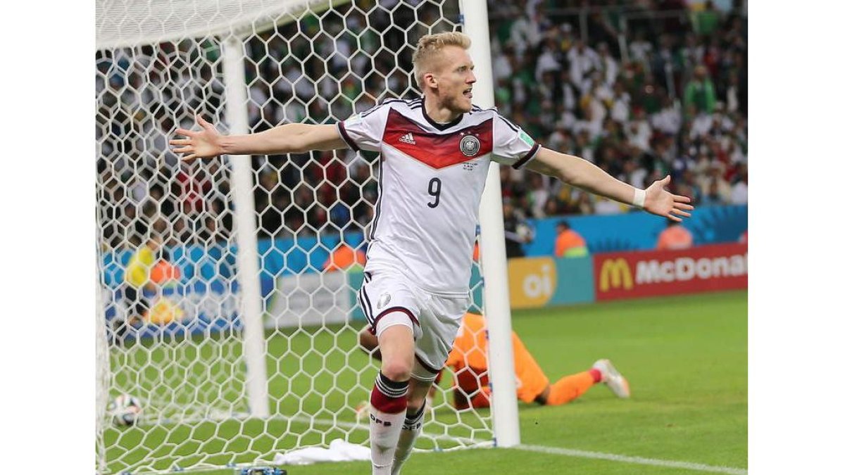 El delantero alemán Schürrle celebra el gol que le hizo a Argelia en la prórroga.