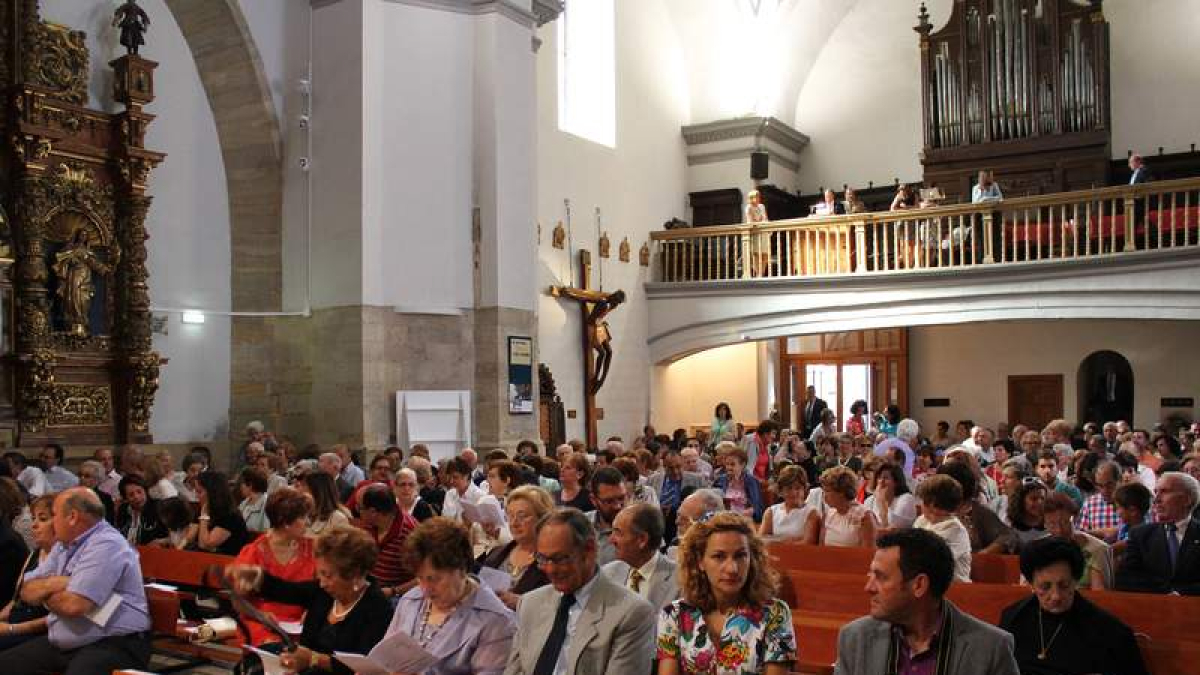 Decenas de fieles acompañaron a don Argimiro en su última misa en San Martín.