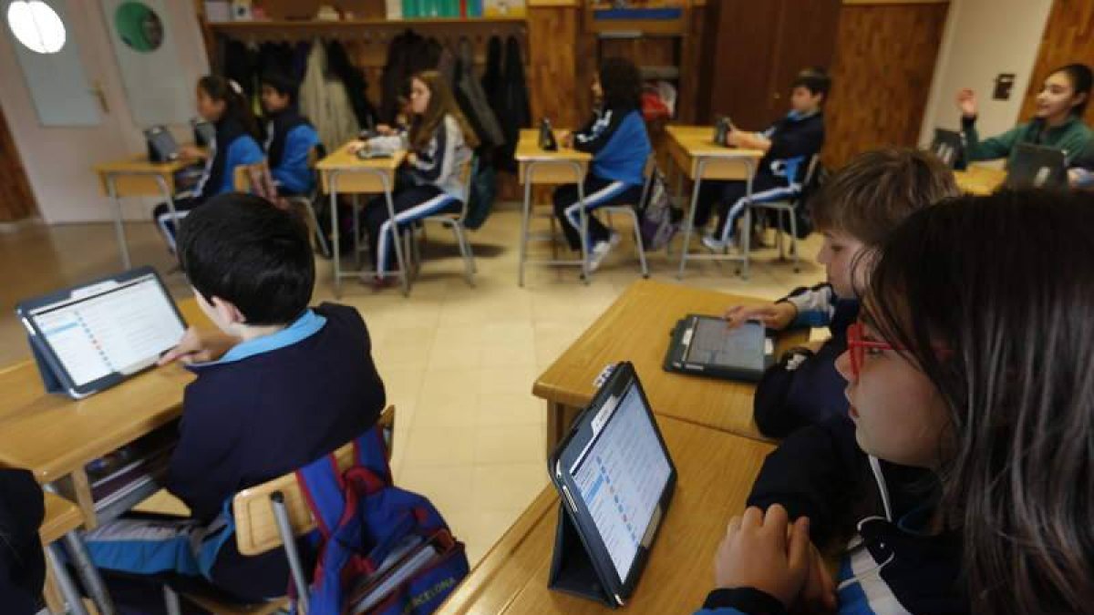 Los alumnos de 6.º de Primaria y 1.º de la ESO del Colegio Paula Montal Escolapias de Astorga han normalizado el uso de la tablet en clase, que ya se ha convertido en una herramienta educativa más.