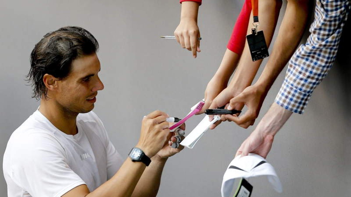 Nadal firma autógrafos en el entrenamiento en la Caja Mágica.