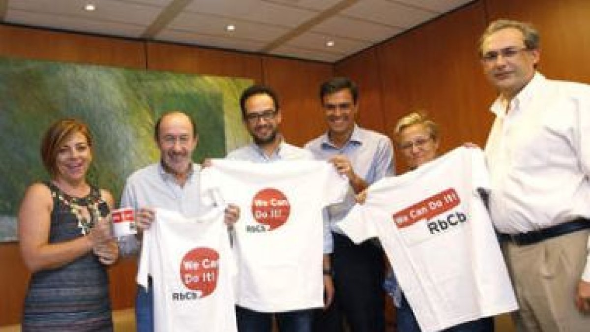 Rubalcaba, con la camiseta que sus compañeros de partido le regalaron ayer.