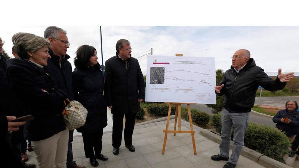 Explicaciones técnicas de la obra en el transcurso de la presentación de la nueva acera. RAMIRO