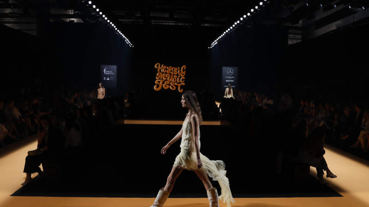 Una modelo con un diseño de Teresa Helbig. J. J. GUILLÉN