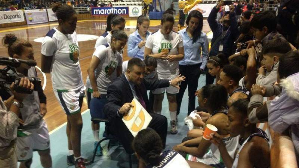 Chiqui Barros con su equipo de la liga ecuatoriana.