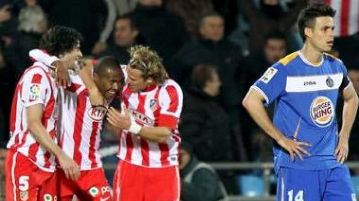 Forlán felicita a Elías tras conseguir éste el gol del empate para el Atlético de Madrid.