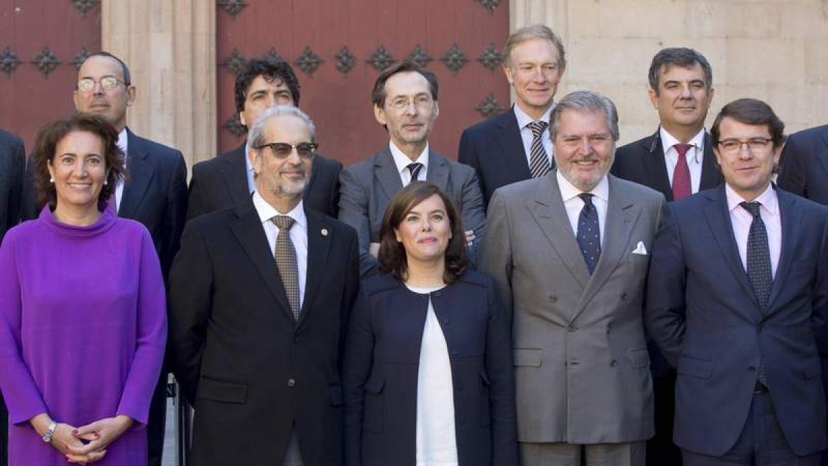 La vicepresidenta con el ministro de Cultura y autoridades.