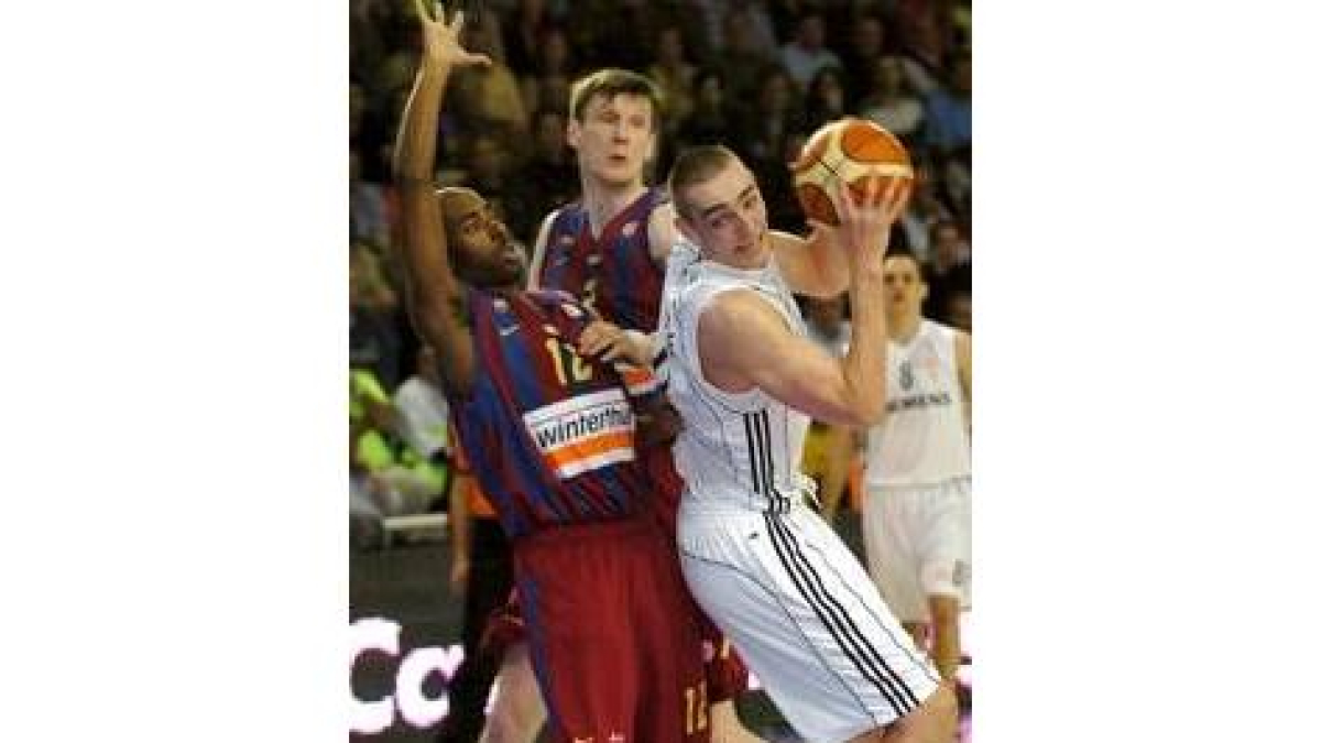 Hervelle trata de superar a Cota y al pivote Fucka