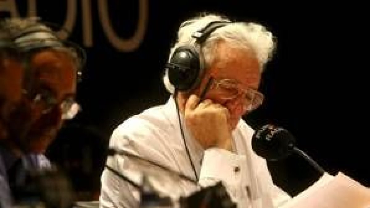Luis del Olmo, durante el programa, en la sede de Caja España