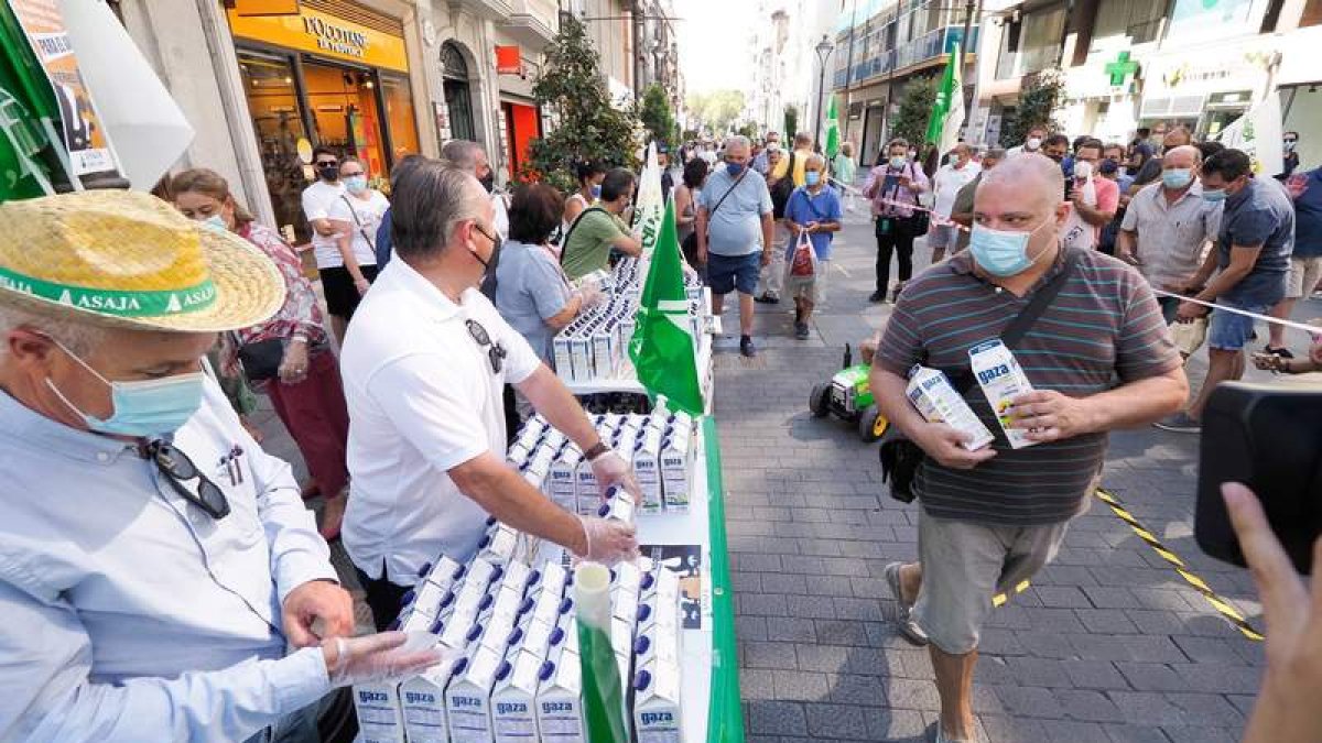 El reparto de leche ayer en Valladolid causó grandes de colas en la calle. R. GARCÍA
