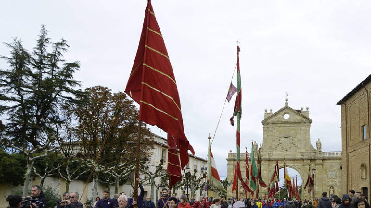 Pendones de una treintena de pueblos de León y Palencia se concentraron ayer en Sahagún. ACACIO
