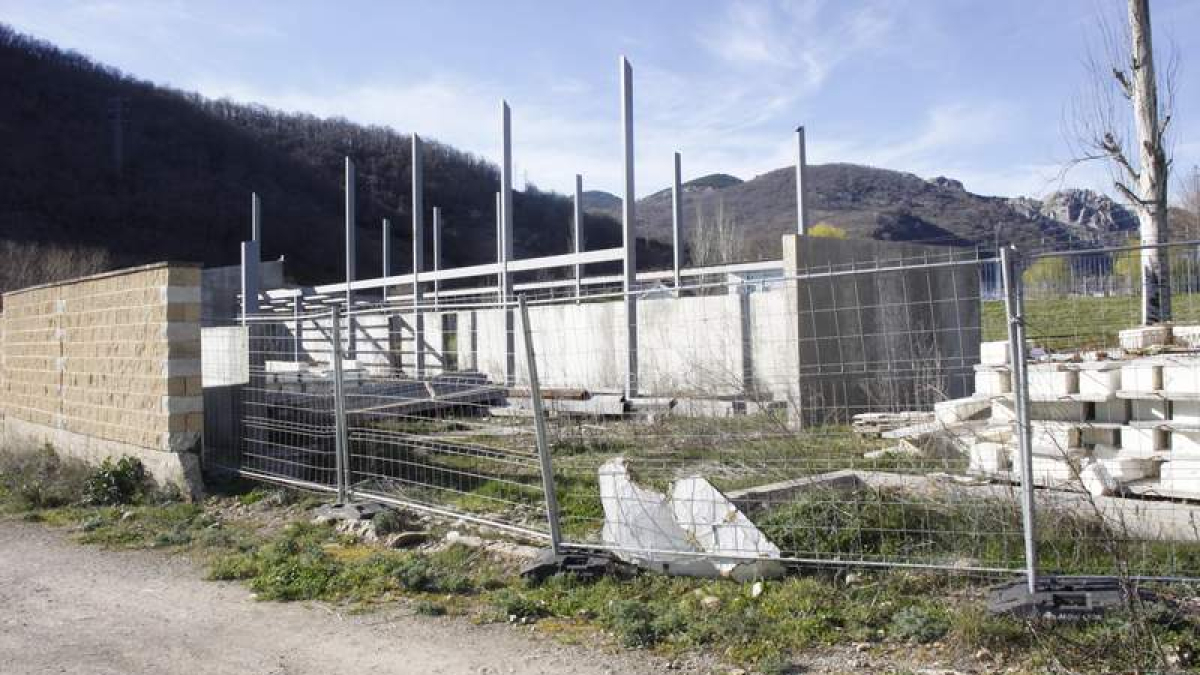 El edificio de Aguas Bravas lleva varios años abandonado junto a las piscinas municipales. CAMPOS