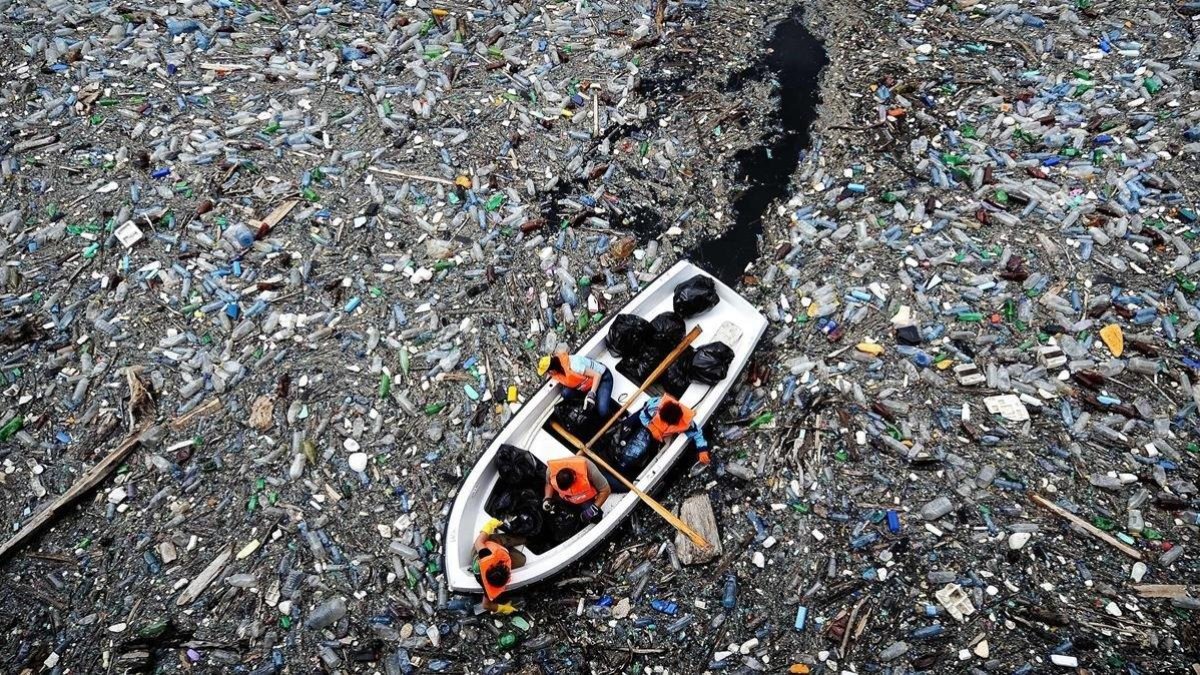 Voluntarios intentan despejar una presa que está llena de botellas de plástico desechadas en la ciudad de Krichim, Bulgaria (2009)