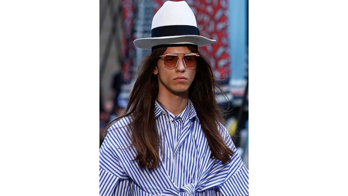 Un modelo presenta en París un diseño de la colección de Henrik Vibskov. IAN LANGSDON