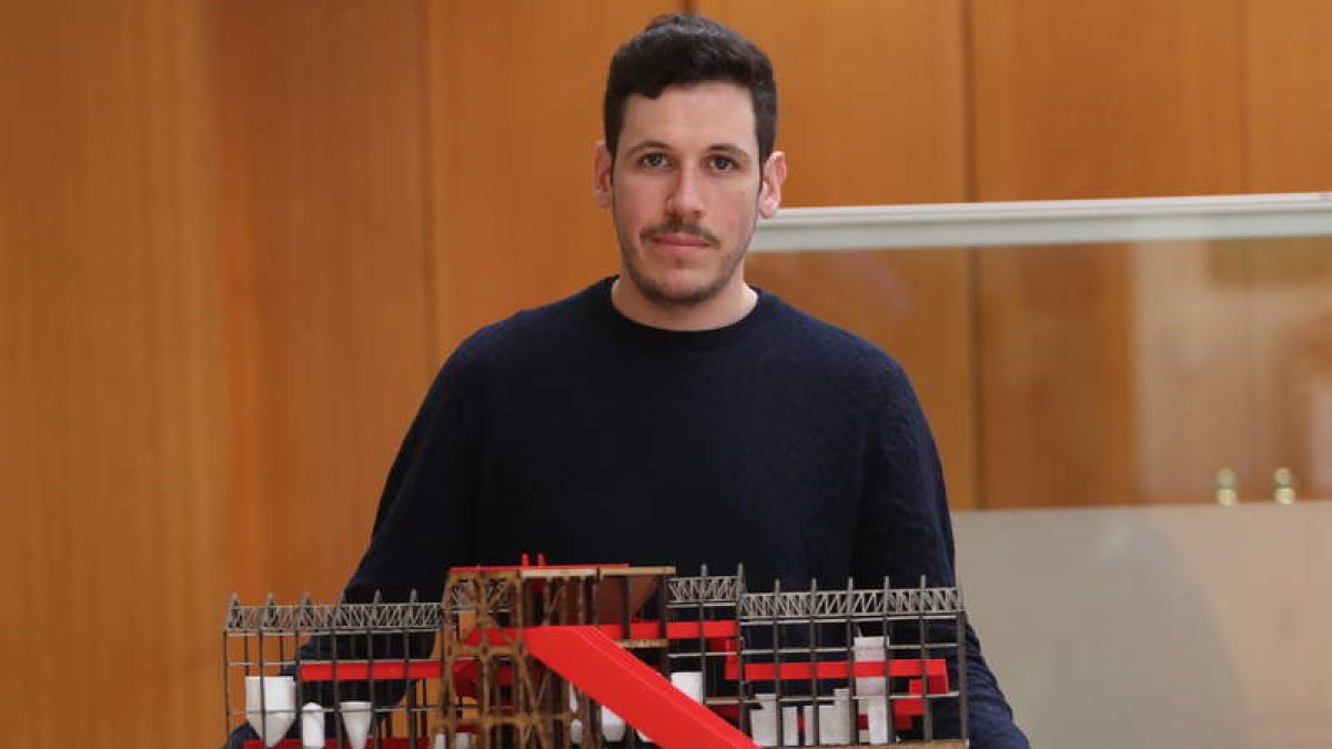 El arquitecto berciano Adrián Diez Campos sostiene la maqueta del proyecto. L. DE LA MATA