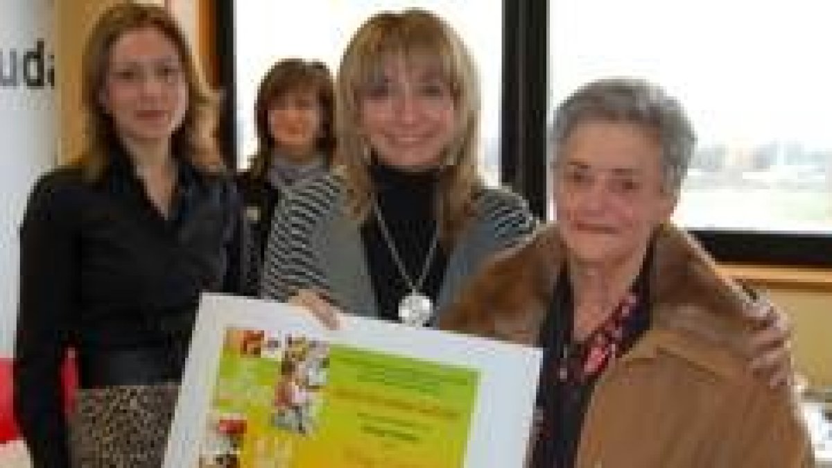 Inmaculada Bartolomé y Eugenia Gancedo con Aurita Fernández