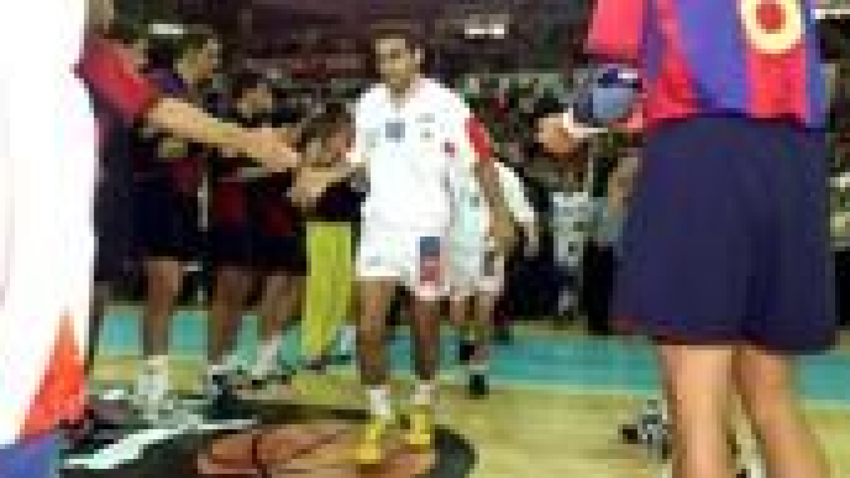 Cartón recibe el pasillo del Barça cuando Ademar ganó la Liga en el 2000