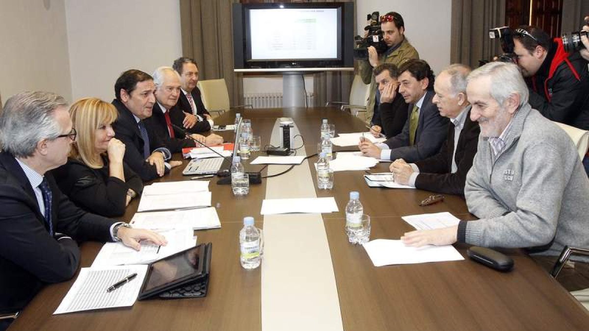 El consejero de Sanidad acudió ayer a la Diputación para explicar a la presidenta y la oposición el plan para atender a los pueblos.