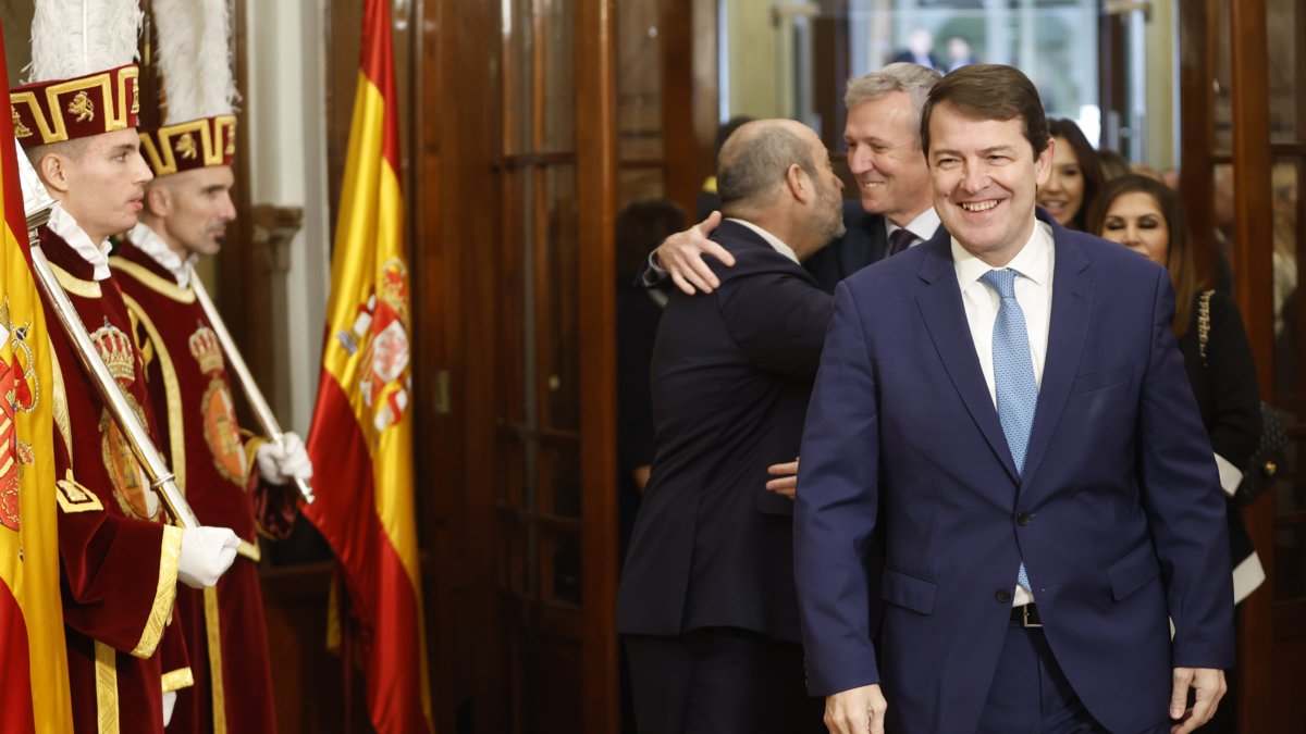 El presidente de la Junta de Castilla y León, Alfonso Fernández Mañueco (d), a su llegada al Congreso de los Diputados para asistir a los actos por el Día de la Constitución este miércoles. EFE / MARISCAL.