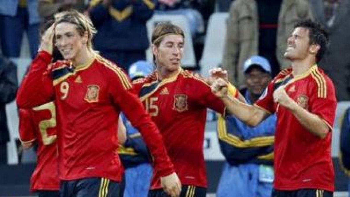 David Villa (d), celebra con Fernando Torres (i) y Sergio Ramos (c), el gol marcado a Irak .